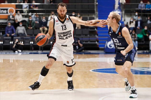 Zenit St Petersburg V AX Armani Exchange Milan - Turkish Airlines EuroLeague Conner Frankamp (R) of Zenit and Sergio Rodriguez of AX Armani Exchange Milan in action during the EuroLeague Basketball match between Zenit St. Petersburg and AX Armani Exchange Milan on November 19, 2021 at Sibur Arena in Saint Petersburg, Russia. Saint Petersburg Russia  Copyright: xMikexKireevx kireev-notitle211119_npfcz