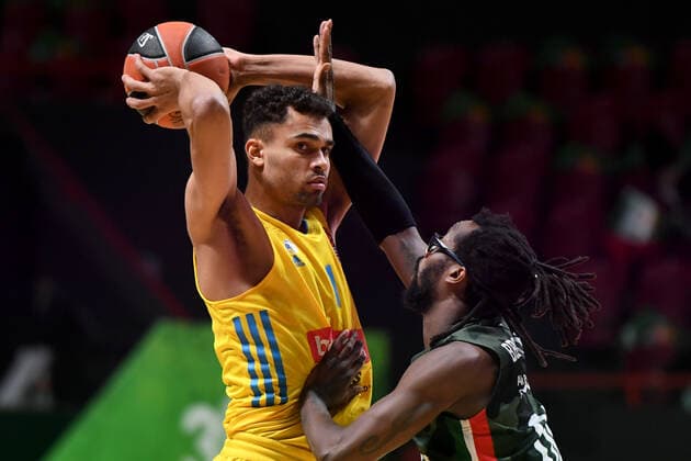Russia Basketball Euroleague UNICS - Alba 6700002 19.11.2021 Alba s Oscar Da Silva, left, shoots as UNICS John Brown blocks during the Euroleague basketball match between UNICS Kazan and Alba Berlin, in Kazan, Russia s Republic of Tatarstan. Maksim Bogodvid Sputnik Kazan Russia  Copyright: xMaksimxBogodvidx