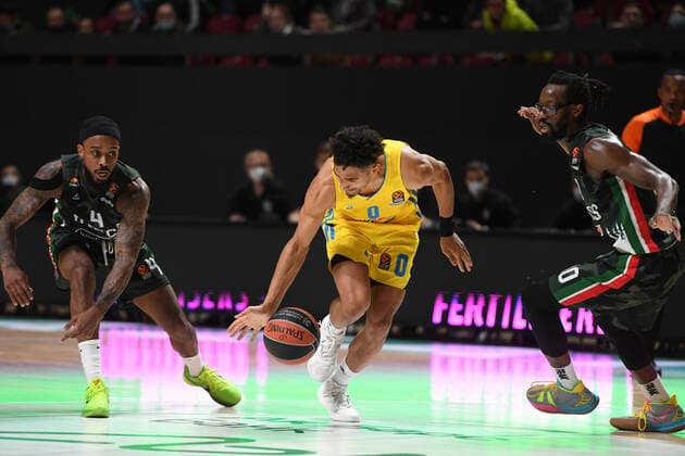 Russia Basketball Euroleague UNICS - Alba 6700005 19.11.2021 From left, UNICS Lorenzo Brown, Alba s Maodo Lo and UNICS John Brown struggle for a ball during the Euroleague basketball match between UNICS Kazan and Alba Berlin, in Kazan, Russia s Republic of Tatarstan. Maksim Bogodvid Sputnik Kazan Russia  Copyright: xMaksimxBogodvidx