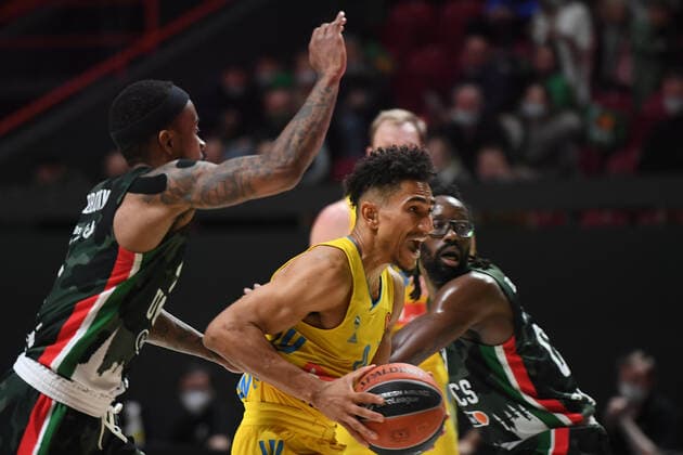 Russia Basketball Euroleague UNICS - Alba 6700007 19.11.2021 From left, UNICS Lorenzo Brown, Alba s Jaleen Smith and UNICS John Brown struggle for a ball during the Euroleague basketball match between UNICS Kazan and Alba Berlin, in Kazan, Russia s Republic of Tatarstan. Maksim Bogodvid Sputnik Kazan Russia  Copyright: xMaksimxBogodvidx