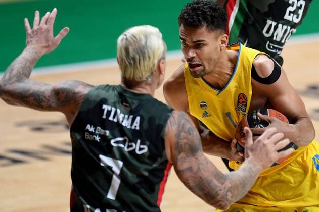 Russia Basketball Euroleague UNICS - Alba 6700020 19.11.2021 UNICS Janis Timma, left, and Alba s Oscar Da Silva struggle for a ball during the Euroleague basketball match between UNICS Kazan and Alba Berlin, in Kazan, Russia s Republic of Tatarstan. Maksim Bogodvid Sputnik Kazan Russia  Copyright: xMaksimxBogodvidx