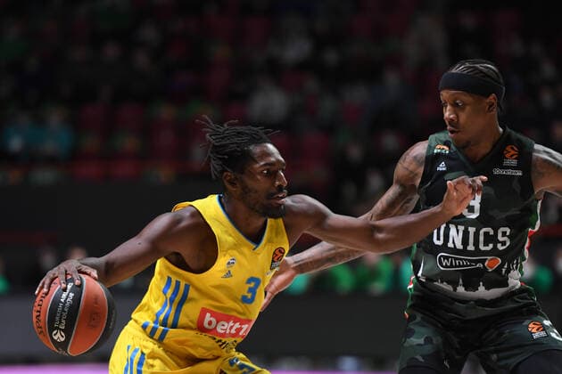 Russia Basketball Euroleague UNICS - Alba 6700035 19.11.2021 Alba s Jaleen Smith, left, and UNICS Isaiah Canaan struggle for a ball during the Euroleague basketball match between UNICS Kazan and Alba Berlin, in Kazan, Russia s Republic of Tatarstan. Maksim Bogodvid Sputnik Kazan Russia  Copyright: xMaksimxBogodvidx