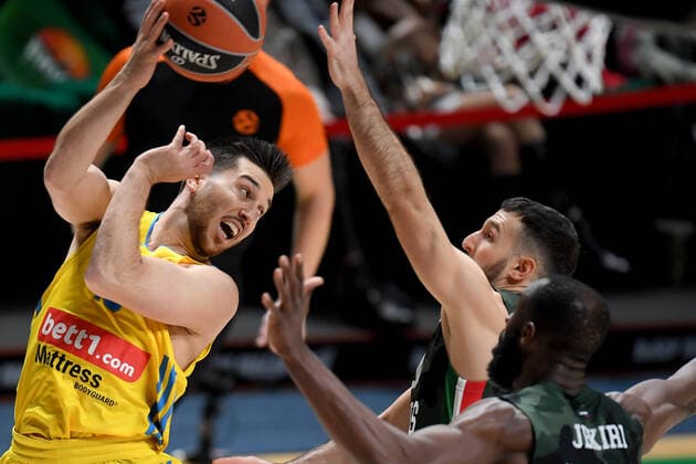 Russia Basketball Euroleague UNICS - Alba 6700043 19.11.2021 Players struggle for a ball during the Euroleague basketball match between UNICS Kazan and Alba Berlin, in Kazan, Russia s Republic of Tatarstan. Maksim Bogodvid Sputnik Kazan Russia  Copyright: xMaksimxBogodvidx