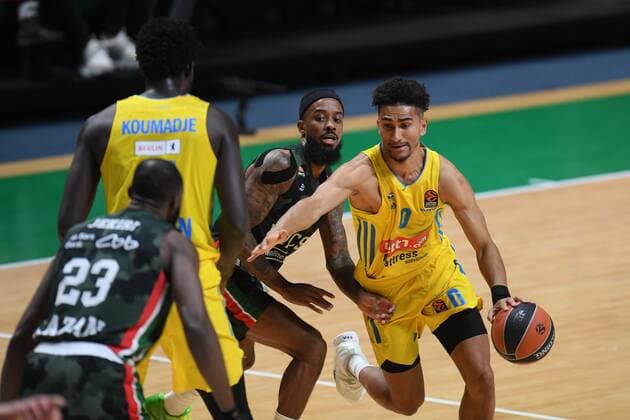 Russia Basketball Euroleague UNICS - Alba 6700046 19.11.2021 Alba s Maodo Lo, right, controls a ball during the Euroleague basketball match between UNICS Kazan and Alba Berlin, in Kazan, Russia s Republic of Tatarstan. Maksim Bogodvid Sputnik Kazan Russia  Copyright: xMaksimxBogodvidx