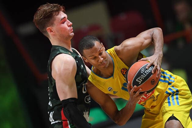 Russia Basketball Euroleague UNICS - Alba 6700114 19.11.2021 UNICS Mario Hezonja, left, and Alba s Louis Olinde struggle for a ball during the Euroleague basketball match between UNICS Kazan and Alba Berlin, in Kazan, Russia s Republic of Tatarstan. Maksim Bogodvid Sputnik Kazan Russia  Copyright: xMaksimxBogodvidx