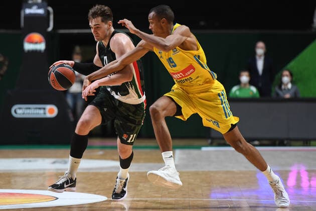 Russia Basketball Euroleague UNICS - Alba 6700115 19.11.2021 UNICS Mario Hezonja, left, and Alba s Louis Olinde struggle for a ball during the Euroleague basketball match between UNICS Kazan and Alba Berlin, in Kazan, Russia s Republic of Tatarstan. Maksim Bogodvid Sputnik Kazan Russia  Copyright: xMaksimxBogodvidx