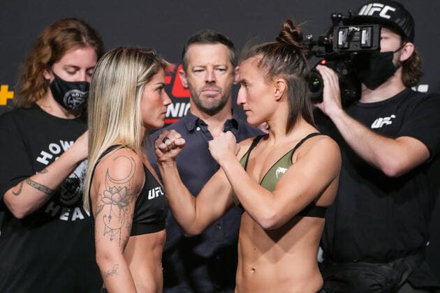 Sport Themen der Woche KW46 Sport Bilder des Tages November 19, 2021, Las Vegas, LAS VEGAS, NV, United States: Las Vegas, NV - November 19: Luana Pinheiro (left) and Sam Hughes (right) face-off in front of Sean Shelby on the scale for the official weigh-in at the UFC Apex for UFC Vegas 43 - Vieira vs Tate Face-offs on November 19, 2021 in Las Vegas, United States. Las Vegas United States - ZUMAp175 20211119_zsa_p175_025 Copyright: xLouisxGrassex