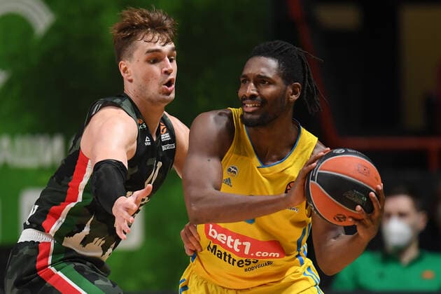 Russia Basketball Euroleague UNICS - Alba 6700118 19.11.2021 UNICS Mario Hezonja, left, and Alba s Jaleen Smith struggle for a ball during the Euroleague basketball match between UNICS Kazan and Alba Berlin, in Kazan, Russia s Republic of Tatarstan. Maksim Bogodvid Sputnik Kazan Russia  Copyright: xMaksimxBogodvidx