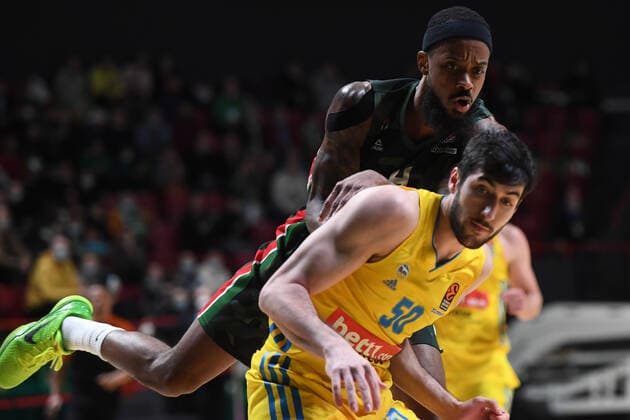 Russia Basketball Euroleague UNICS - Alba 6700138 19.11.2021 UNICS Lorenzo Brown and Alba s Yovel Zoosman struggle for a ball during the Euroleague basketball match between UNICS Kazan and Alba Berlin, in Kazan, Russia s Republic of Tatarstan. Maksim Bogodvid Sputnik Kazan Russia  Copyright: xMaksimxBogodvidx