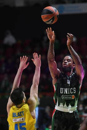 Russia Basketball Euroleague UNICS - Alba 6700143 19.11.2021 UNICS Lorenzo Brown, right, shoots as Alba s Tamir Blatt blocks during the Euroleague basketball match between UNICS Kazan and Alba Berlin, in Kazan, Russia s Republic of Tatarstan. Maksim Bogodvid Sputnik Kazan Russia  Copyright: xMaksimxBogodvidx