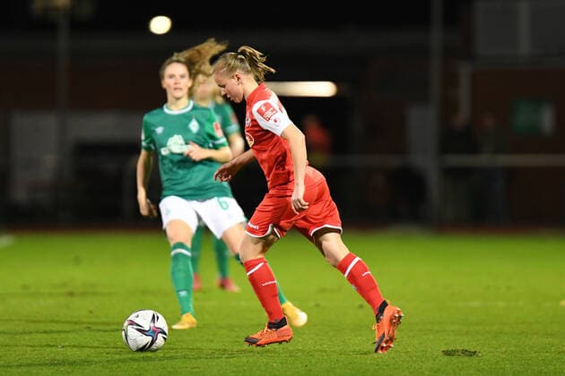 Football I Women I Season 2021 2022 I 1 Women Bundesliga I 9 Matchday I SV Werder Bremen 1 FC Koeln I 19 11 2021 Laura Donhauser 25, 1 FC Koeln on the ball Bremen Stadion Platz 11 Bremen Germany Copyright: xLobeca Schlikisx