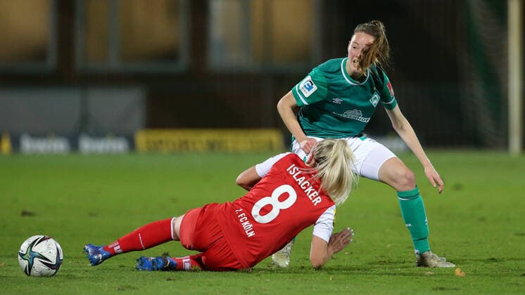 f l Mandy Islacker 1 FC Köln, 8 and Ina Timmermann SV Werder Bremen, 21 in duel, duel, dynamic, action, game scene, THE DFB REGULATIONS PROHIBIT ANY USE OF PHOTOGRAPHS AS IMAGE SEQUENCES AND OR QUASI VIDEO , 19 11 2021, Bremen Germany , Football, Flyeralarm Frauen Bundesliga, SV Werder Bremen 1 FC Köln xobx