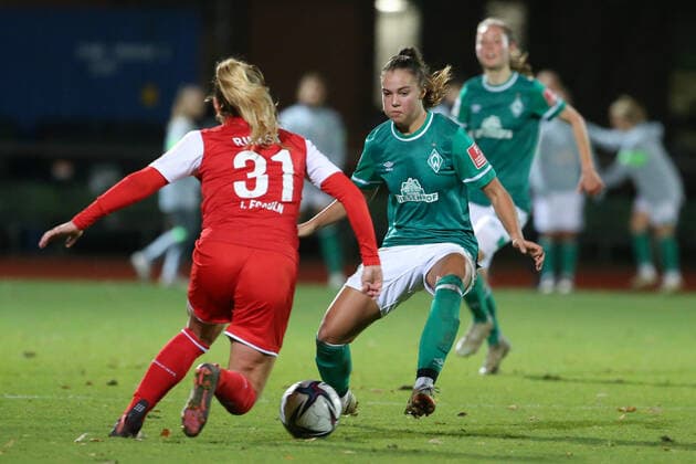 f l Rachel Rinast 1 FC Köln, 31 and Maja Sternad SV Werder Bremen, 11 in duel, duel, dynamic, action, game scene, THE DFB REGULATIONS PROHIBIT ANY USE OF PHOTOGRAPHS AS IMAGE SEQUENCES AND OR QUASI VIDEO , 19 11 2021, Bremen Germany , Football, Flyeralarm Frauen Bundesliga, SV Werder Bremen 1 FC Köln xobx