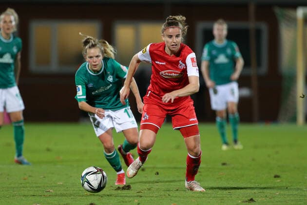 v li Myrthe Moorrees 1 FC Köln, 6 on the ball, single image, full body, action, game scene, THE DFB DIRECTIVES PROHIBIT ANY USE OF PHOTOGRAPHS AS IMAGE SEQUENCES AND OR QUASI VIDEO , 19 11 2021, Bremen Germany , Football, Flyeralarm Womens Bundesliga, SV Werder Bremen 1 FC Köln xobx