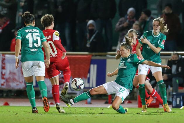 f l Anja Pfluger 1 FC Köln, 20 and Rieke Dieckmann SV Werder Bremen, 22 in duel, duel, dynamic, action, game scene, THE DFB REGULATIONS PROHIBIT ANY USE OF PHOTOGRAPHS AS IMAGE SEQUENCES AND OR QUASI VIDEO , 19 11 2021, Bremen Germany , Football, Flyeralarm Frauen Bundesliga, SV Werder Bremen 1 FC Köln xobx