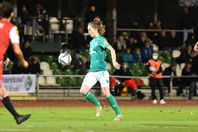 Football I Women I Season 2021 2022 I 1 Women Bundesliga I 9 Matchday I SV Werder Bremen 1 FC Koeln I 19 11 2021 Ball acceptance Ina Timmermann 21, SV Werder Bremen Bremen Stadium Place 11 Bremen Germany Copyright: xLobeca Schlikisx