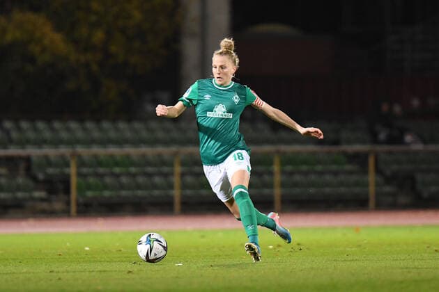 Football I Women I Season 2021 2022 I 1 Women Bundesliga I 9 Matchday I SV Werder Bremen 1 FC Koeln I 19 11 2021 Lina Hausicke 18, SV Werder Bremen on the ball Bremen Stadion Platz 11 Bremen Germany Copyright: xLobeca Schlikisx