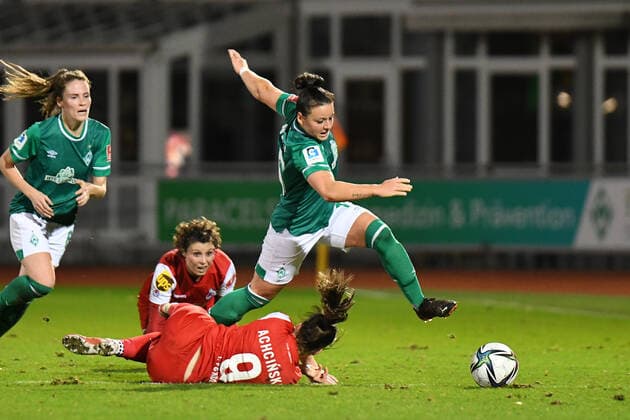 Football I Women I Season 2021 2022 I 1 Women Bundesliga I 9 Matchday I SV Werder Bremen 1 FC Koeln I 19 11 2021 Jasmin Sehan 15, SV Werder Bremen laesst Adriana Achcinska 9, 1 FC Koeln lie Bremen Stadion Platz 11 Bremen Germany Copyright: xLobeca Schlikisx