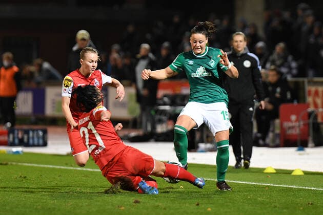 Football I Women I Season 2021 2022 I 1 Women Bundesliga I 9 Matchday I SV Werder Bremen 1 FC Koeln I 19 11 2021 Jasmin Sehan 15, SV Werder Bremen is grabbed away by Peggy Kuznik 21, 1 FC Koeln Bremen Stadion Platz 11 Bremen Germany Copyright: xLobeca Schlikisx