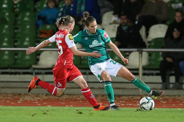 f l Laura Donhauser 1 FC Köln, 25 and Rieke Dieckmann SV Werder Bremen, 22 in duel, duel, dynamic, action, game scene, THE DFB REGULATIONS PROHIBIT ANY USE OF PHOTOGRAPHS AS IMAGE SEQUENCES AND OR QUASI VIDEO , 19 11 2021, Bremen Germany , Football, Flyeralarm Frauen Bundesliga, SV Werder Bremen 1 FC Köln xobx