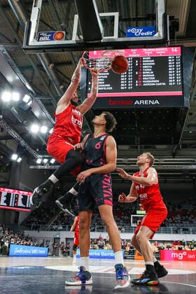 left Martinas Geben Brose Bamberg, 22 right 06 Michael Kessens Telekom Baskets Bonn Brose Bamberg Telekom Baskets Bonn easyCredit BBL Basketball Bundesliga Saison 2021 22 Spieltag 8, 19 11 2021 Bamberg, Brose Arena Copyright: DanielxLöb