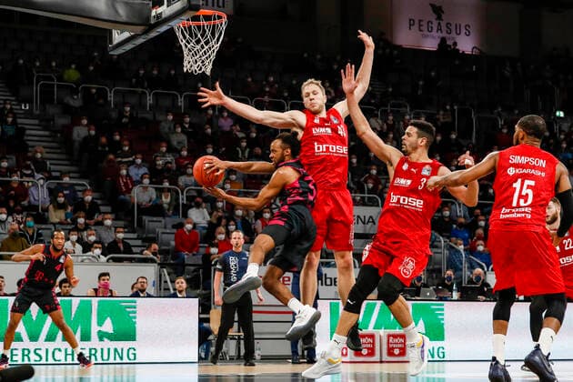 left 33 Parker Jackson Cartwright Telekom Baskets Bonn center Christian Sengfelder Brose Bamberg, 43 right Dominic Lockhart Brose Bamberg, 03 Brose Bamberg Telekom Baskets Bonn easyCredit BBL Basketball Bundesliga Saison 2021 22 Spieltag 8, 19 11 2021 Bamberg, Brose Arena Copyright: DanielxLöb