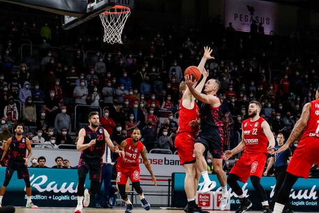 Center 09 Karsten Tadda Telekom Baskets Bonn left Christian Sengfelder Brose Bamberg, 43 right Martinas Geben Brose Bamberg, 22 Brose Bamberg Telekom Baskets Bonn easyCredit BBL Basketball Bundesliga Season 2021 22 Matchday 8, 19 11 2021 Bamberg, Brose Arena Photo Daniel Löb Loeb Copyright: DanielxLöb