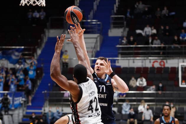 Zenit St Petersburg V AX Armani Exchange Milan - Turkish Airlines EuroLeague Arturas Gudaitis 77 of Zenit in action against Kyle Hines 42 of AX Armani Exchange Milan during the EuroLeague Basketball match between Zenit St. Petersburg and AX Armani Exchange Milan on November 19, 2021 at Sibur Arena in Saint Petersburg, Russia. Saint Petersburg Russia  Copyright: xMikexKireevx kireev-notitle211119_npqdF