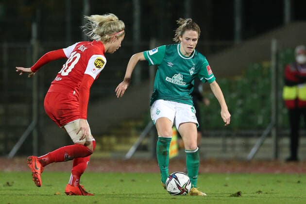 f l Sharon Beck 1 FC Köln, 10 and Reena Wichmann SV Werder Bremen, 6 in duel, duel, dynamic, action, game scene, THE DFB REGULATIONS PROHIBIT ANY USE OF PHOTOGRAPHS AS IMAGE SEQUENCES AND OR QUASI VIDEO , 19 11 2021, Bremen Germany , Football, Flyeralarm Frauen Bundesliga, SV Werder Bremen 1 FC Köln xobx