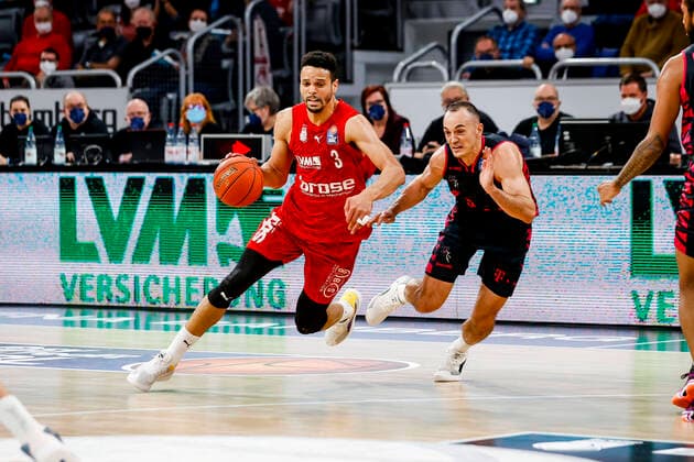 links Dominic Lockhart (Brose Bamberg, 03) rechts 09 Karsten Tadda (Telekom Baskets Bonn) Brose Bamberg - Telekom Baskets Bonn - easyCredit-BBL - Basketball Bundesliga Saison 2021 22 Spieltag 8, 19.11.2021 Bamberg, Brose Arena Copyright: DanielxLöb