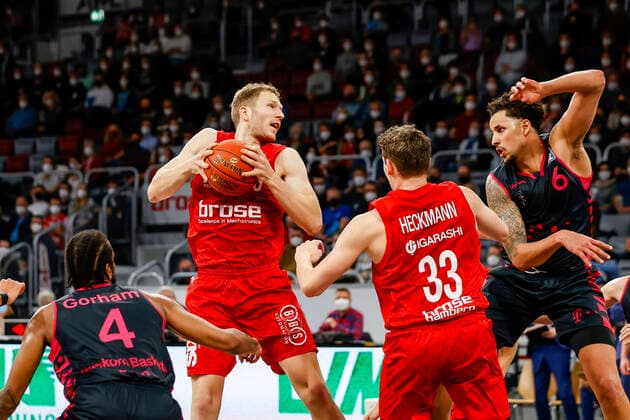 Mitte Christian Sengfelder (Brose Bamberg, 43) links 04 Justin Gorham (Telekom Baskets Bonn) 2.v.r. Patrick Heckmann (Brose Bamberg, 33) rechts 06 Michael Kessens (Telekom Baskets Bonn) Brose Bamberg - Telekom Baskets Bonn - easyCredit-BBL - Basketball Bundesliga Saison 2021 22 Spieltag 8, 19.11.2021 Bamberg, Brose Arena Copyright: DanielxLöb