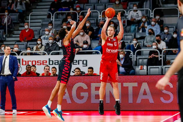 rechts Christian Sengfelder (Brose Bamberg, 43) links 06 Michael Kessens (Telekom Baskets Bonn) Brose Bamberg - Telekom Baskets Bonn - easyCredit-BBL - Basketball Bundesliga Saison 2021 22 Spieltag 8, 19.11.2021 Bamberg, Brose Arena Copyright: DanielxLöb