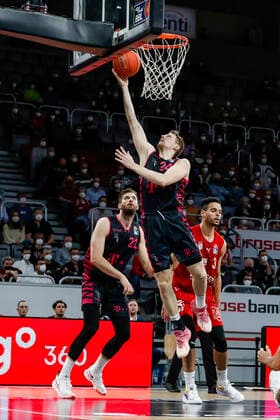 vorne 24 Tim Hasbargen (Telekom Baskets Bonn) Brose Bamberg - Telekom Baskets Bonn - easyCredit-BBL - Basketball Bundesliga Saison 2021 22 Spieltag 8, 19.11.2021 Bamberg, Brose Arena Copyright: DanielxLöb