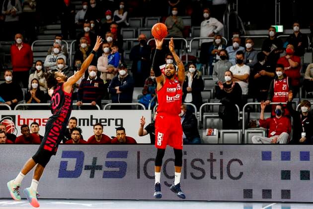 right Trevis Simpson Brose Bamberg, 15 left 20 Jeremy Morgan Telekom Baskets Bonn Brose Bamberg Telekom Baskets Bonn easyCredit BBL Basketball Bundesliga Saison 2021 22 Spieltag 8, 19 11 2021 Bamberg, Brose Arena Copyright: DanielxLöb