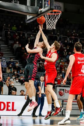 left 12 Skyler Bowlin Telekom Baskets Bonn right Patrick Heckmann Brose Bamberg, 33 Brose Bamberg Telekom Baskets Bonn easyCredit BBL Basketball Bundesliga Saison 2021 22 Spieltag 8, 19 11 2021 Bamberg, Brose Arena Copyright: DanielxLöb