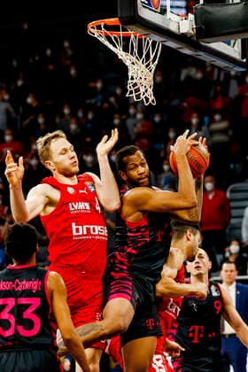 left Christian Sengfelder Brose Bamberg, 43 right 04 Justin Gorham Telekom Baskets Bonn Brose Bamberg Telekom Baskets Bonn easyCredit BBL Basketball Bundesliga Saison 2021 22 Spieltag 8, 19 11 2021 Bamberg, Brose Arena Copyright: DanielxLöb