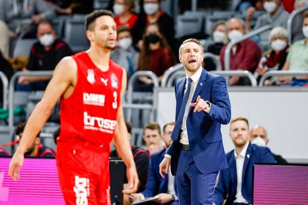right Coach Iisalo Tuomas Telekom Baskets Bonn Brose Bamberg Telekom Baskets Bonn easyCredit BBL Basketball Bundesliga Saison 2021 22 Spieltag 8, 19 11 2021 Bamberg, Brose Arena Copyright: DanielxLöb