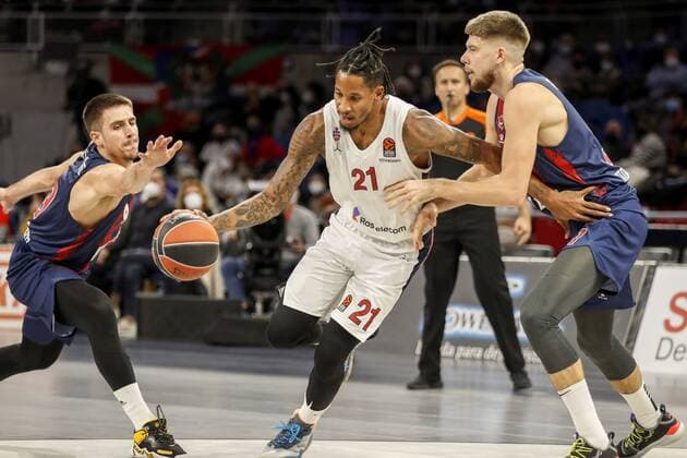 Baskonia s Rokas Giedraitis (R) and Vanja Marinkovic (L) in action against CKSA s Will Clyburn (C) during the Euroleague game between Bitci Baskonia and CSKA Moscow at Fernando Buesa pavilion in Vitoria, Basque Country, Spain, 19 November 2021. Bitci Baskonia - CSKA Moscow !ACHTUNG: NUR REDAKTIONELLE NUTZUNG!  Copyright: xDavidxAguilarx GRAF6483 20211119-f3d2cff990ff3beb0d9ae2a3238dd4e061f41a9e