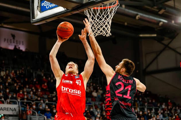 left Christian Sengfelder Brose Bamberg, 43 right 21 Leon Kratzer Telekom Baskets Bonn Brose Bamberg Telekom Baskets Bonn easyCredit BBL Basketball Bundesliga Saison 2021 22 Spieltag 8, 19 11 2021 Bamberg, Brose Arena Copyright: DanielxLöb