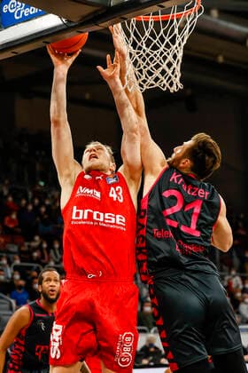 left Christian Sengfelder Brose Bamberg, 43 right 21 Leon Kratzer Telekom Baskets Bonn Brose Bamberg Telekom Baskets Bonn easyCredit BBL Basketball Bundesliga Saison 2021 22 Spieltag 8, 19 11 2021 Bamberg, Brose Arena Copyright: DanielxLöb