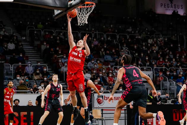 Center Christian Sengfelder Brose Bamberg, 43 left 24 Tim Hasbargen Telekom Baskets Bonn right 04 Justin Gorham Telekom Baskets Bonn Brose Bamberg Telekom Baskets Bonn easyCredit BBL Basketball Bundesliga Season 2021 22 Matchday 8, 19 11 2021 Bamberg, Brose Arena Photo Daniel Löb Loeb Copyright: DanielxLöb