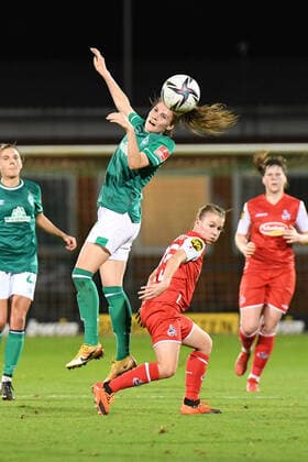 Football I Women I Season 2021 2022 I 1 Women Bundesliga I 9 Matchday I SV Werder Bremen 1 FC Koeln I 19 11 2021 header Reena Wichmann 6, SV Werder Bremen the Laura Donhauser 25, 1 FC Koeln can not prevent Bremen Stadium Square 11 Bremen Germany Copyright: xLobeca Schlikisx