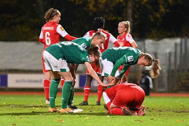 Football I Women I Season 2021 2022 I 1 Women Bundesliga I 9 Matchday I SV Werder Bremen 1 FC Koeln I 19 11 2021 The players of SV Werder Bremen take care of Rachel Rinast 31, 1 FC Koeln Bremen Stadium Place 11 Bremen Germany Copyright: xLobeca Schlikisx
