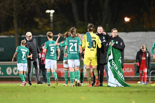 Football I Women I Season 2021 2022 I 1 Women Bundesliga I 9 Matchday I SV Werder Bremen 1 FC Koeln I 19 11 2021 SV Werder Bremen on the way to the dressing room Bremen Stadion Platz 11 Bremen Germany Copyright: xLobeca Schlikisx