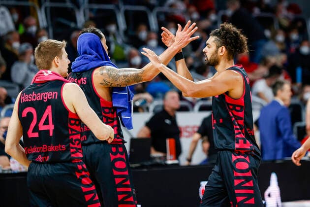 right 20 Jeremy Morgan Telekom Baskets Bonn left 24 Tim Hasbargen Telekom Baskets Bonn Brose Bamberg Telekom Baskets Bonn easyCredit BBL Basketball Bundesliga Saison 2021 22 Spieltag 8, 19 11 2021 Bamberg, Brose Arena Copyright: DanielxLöb