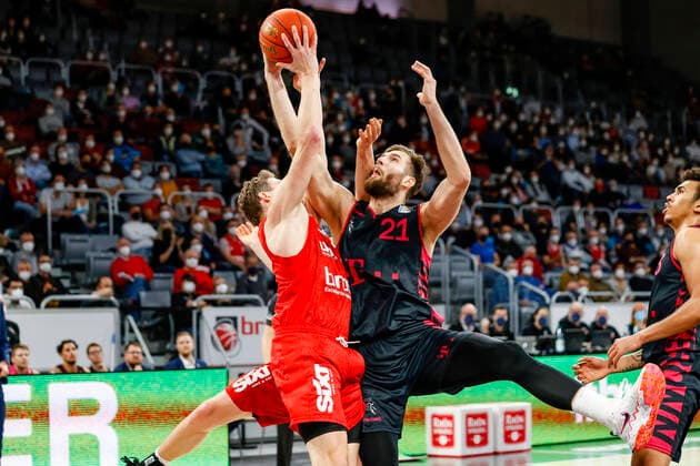 left Patrick Heckmann Brose Bamberg, 33 right 21 Leon Kratzer Telekom Baskets Bonn Brose Bamberg Telekom Baskets Bonn easyCredit BBL Basketball Bundesliga Saison 2021 22 Spieltag 8, 19 11 2021 Bamberg, Brose Arena Copyright: DanielxLöb