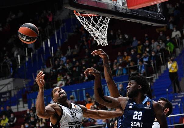 Russia Basketball Euroleague Zenit - Olimpia 6700104 19.11.2021 Zenit s Alex Poythress, right, and Olimpia s Kyle Hines struggle for a ball during the Euroleague basketball match between Zenit St. Petersburg and Olimpia Milan, in St. Petersburg, Russia. Alexander Galperin Sputnik St. Petersburg Russia  Copyright: xAlexanderxGalperinx