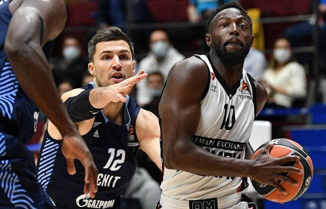 Russia Basketball Euroleague Zenit - Olimpia 6700161 19.11.2021 Zenit s Billy Baron, left, and Olimpia s Jerian Grant struggle for a ball during the Euroleague basketball match between Zenit St. Petersburg and Olimpia Milan, in St. Petersburg, Russia. Alexander Galperin Sputnik St. Petersburg Russia  Copyright: xAlexanderxGalperinx