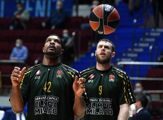 Russia Basketball Euroleague Zenit - Olimpia 6700162 19.11.2021 Olimpia s Kyle Hines and Nicolò Melli are pictured before the Euroleague basketball match between Zenit St. Petersburg and Olimpia Milan, in St. Petersburg, Russia. Alexander Galperin Sputnik St. Petersburg Russia  Copyright: xAlexanderxGalperinx