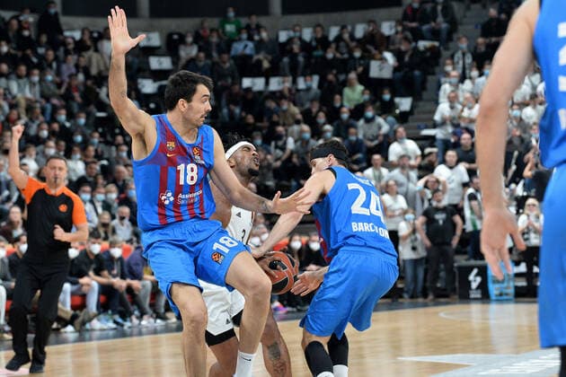 Chris Jones (asvel) vs Pierre Oriola et Kyle Kuric (barcelone) BASKETBALL : LDLC ASVEL vs FC Barcelone - Euroleague - 19 11 2021 FredericChambert Panoramic 